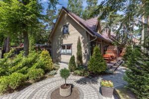 une maison avec une terrasse et une maison dans l'établissement Adria Domki, à Pobierowo