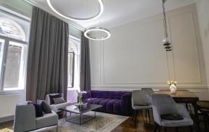 ブダペストにあるOpera Apartment with FREE parking, 2BR2BA, ACの紫色のソファと椅子が備わるリビングルーム
