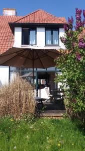 クノック・ヘイストにあるMaison 296 Graafの庭のテーブルと傘を持つ家
