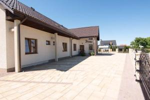 a building with a brick walkway in front of it at Apartamenty przy basenie blisko morza Brown in Puck