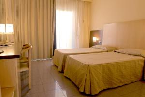 Postel nebo postele na pokoji v ubytování Albergo Mediterraneo + 37 fotografií