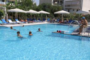 Bazén v ubytování Astron Hotel nebo v jeho okolí