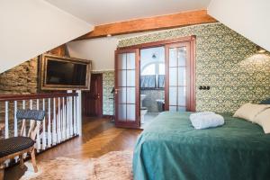 een slaapkamer met een groen bed en een tv bij Karja Castle Apartments in Haapsalu