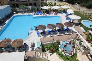 Bazén v ubytování Astron Hotel nebo v jeho okolí