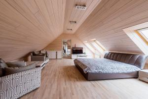 een grote slaapkamer met een bed en een bank bij Villa Bach in Valgeranna