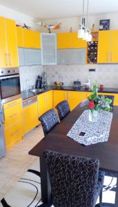 Una cocina o zona de cocina en Kotor Apartment Una 150 m2