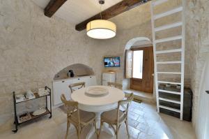 A television and/or entertainment centre at Suite Curcuma