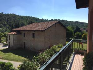 uma pequena casa com uma varanda num quintal em Il Vecchio Teatro em Biella