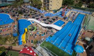 einen Luftblick auf einen Wasserpark mit einer Wasserrutsche in der Unterkunft Hotel Rosamar Garden Resort 4* in Lloret de Mar