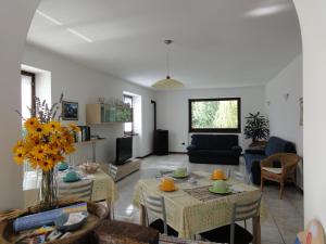 a living room with a couch and a table with oranges on it at B&B Carunei in Poggiridenti