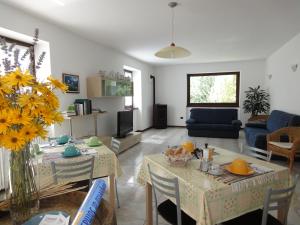 a living room with a table with a vase of flowers at B&B Carunei in Poggiridenti