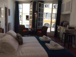 - une chambre avec un grand lit et des serviettes dans l'établissement Berceau Henri II, au Mans