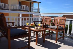 twee stoelen en een tafel op een balkon bij Apartments Zelic in Vodice
