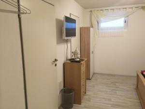 Telewizja i/lub zestaw kina domowego w obiekcie Privatzimmer Weber