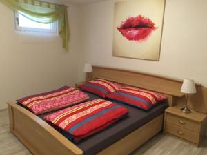 sypialnia z łóżkiem i dwiema poduszkami w obiekcie Privatzimmer Weber w mieście Hautzenbichl