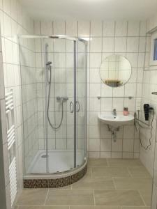 łazienka z prysznicem i umywalką w obiekcie Privatzimmer Weber w mieście Hautzenbichl