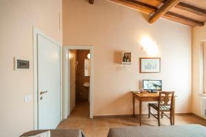 sypialnia z biurkiem i krzesłem w pokoju w obiekcie Villa Tuscany Siena w Sienie