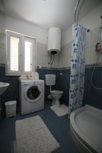 A bathroom at Apartman Mirica Solin