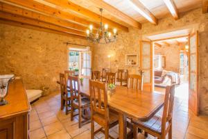 uma sala de jantar com uma mesa de madeira e cadeiras em Casa Rural Sa Sorda em Campos