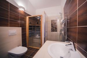 Bilik mandi di Apartmany U Papoušků