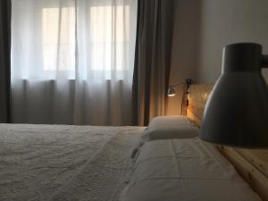 A bed or beds in a room at Apartament El Pou