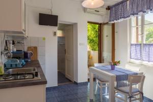 Kuchyň nebo kuchyňský kout v ubytování Apartments Lena