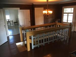 a dining room with a wooden bench in a room at Guesthouse Kumpunen in Petäjävesi