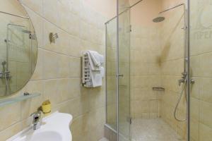 Koupelna v ubytování Premium Hotel