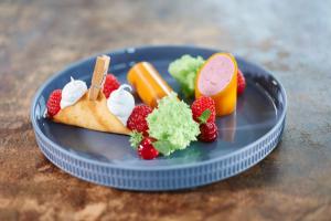 Makanan di atau berdekatan hotel