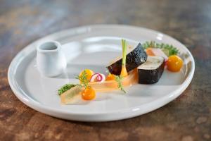 Makanan di atau berdekatan hotel