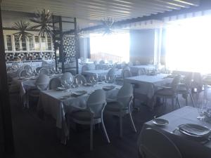 Um restaurante ou outro lugar para comer em Hotel Antonio II