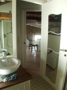 a bathroom with a sink and a mirror at Casa Fiorina in Miane