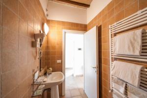 łazienka z umywalką i lustrem w obiekcie Villa Tuscany Siena w Sienie +37 zdjęć