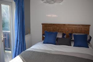 Ένα ή περισσότερα κρεβάτια σε δωμάτιο στο Scarlett Cabin Glan Gwna +28 φωτογραφίες