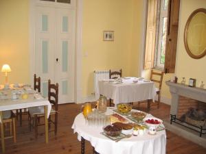 un comedor con dos mesas con comida. en Quinta dos Tres Rios, en Parada de Gonta