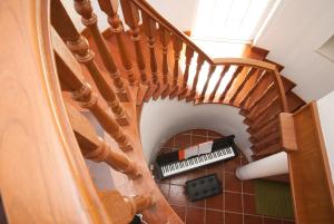 a wooden spiral staircase with a comb on top at Grace Villa in Aldeia de Juso