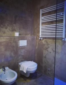 フィレンツオーラにあるHotel Piccola Firenzeのバスルーム(トイレ、洗面台付)