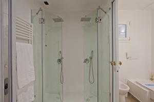 Koupelna v ubytování MA Hotel + 37 fotografií