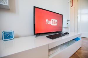 Televízia a/alebo spoločenská miestnosť v ubytovaní Center eazZynight 2