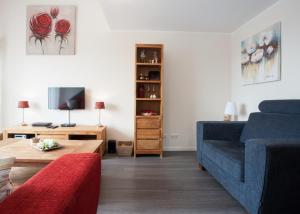 溫特貝格的住宿－Apartment Am Gerkenstein 29-M, Winterberg-Neuastenberg，客厅配有蓝色的沙发和桌子