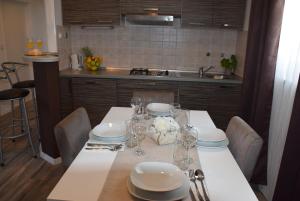 een tafel met borden en glazen in de keuken bij Apartments Zelic in Vodice +71 foto's