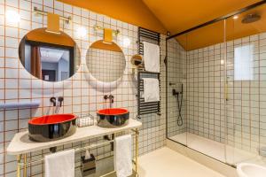 A bathroom at Room Mate Collection Giulia, Milan