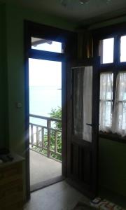 ソゾポルにあるAgalina Sea Houseのバルコニーを望むオープンドア