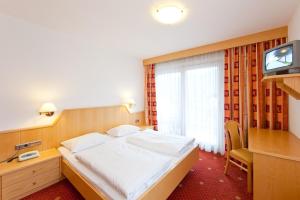 Een bed of bedden in een kamer bij Hotel Mondschein
