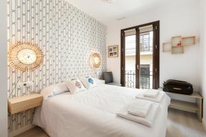 Postel nebo postele na pokoji v ubytování HI ROOM - Smart Apartments - AC