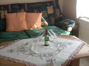 una mesa con una botella de vino encima en Tor zum Darss, en Pruchten