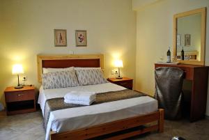 Postel nebo postele na pokoji v ubytování Voula Kourbeti Apartments