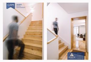 ポルトにあるORM - Cativo Apartmentsの家の階段を上る男