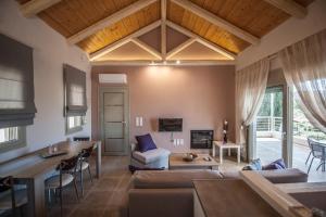 un salon avec un canapé et une table dans l'établissement Casa Sivota, à Sivota