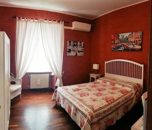 una camera rossa con letto e finestra di CiaoRoma! a Roma